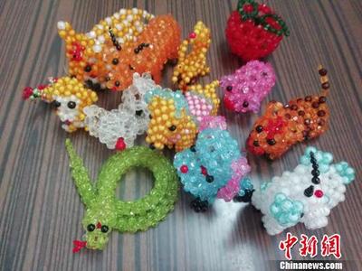 武汉七旬太婆变废为宝 废弃物品化作精美手工艺品